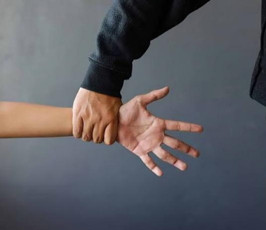 Violences intrafamiliales : un drame qui relance le débat sur les limites de l’autorité parentale