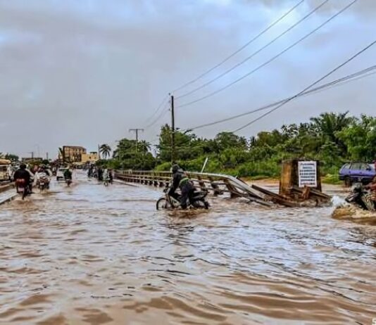 Abomey-Calavi : de fortes pluies provoquent des inondations sur plusieurs axes routiers